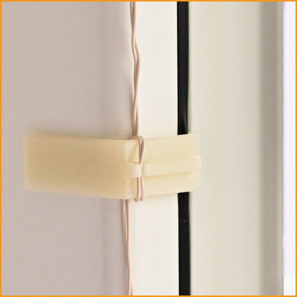 Kabelclip zur Befestigung des Stromkabels am Fensterrahmen