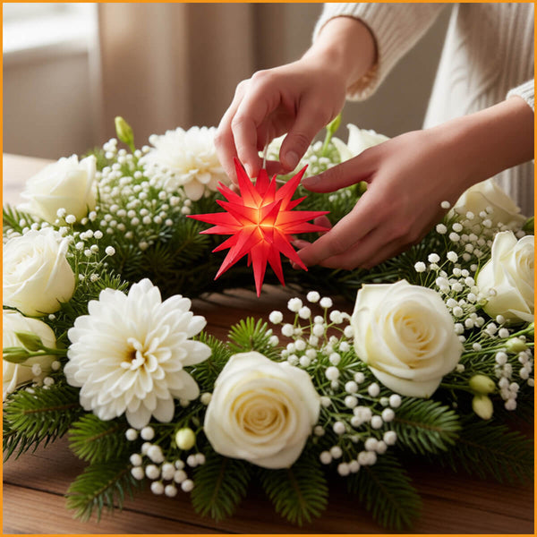 Roter Herrnhuter Miniaturstern 8 cm als dekoratives Lichtobjekt – warmweiß beleuchtet, ideal für Fenster, Sideboards und weihnachtliche Arrangements