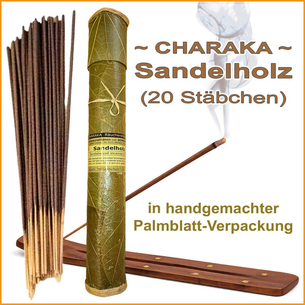 Sandelholz Räucherstäbchen der CHARAKA Serie mit handgemachter Palmblatt-Verpackung, brennendem Räucherstäbchen im Holzhalter und feinem Rauch – natürliche Präsentation.